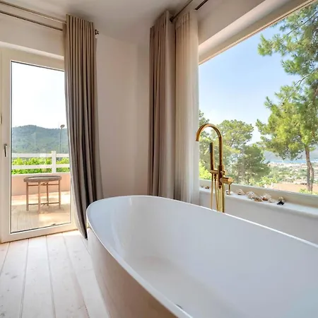 Secluded With Sea View & Private Pool 빌라 교젝