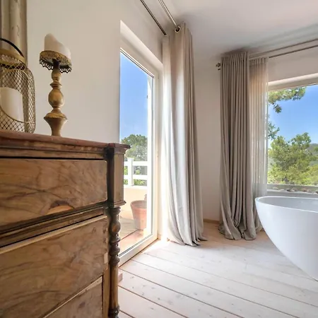 Secluded With Sea View & Private Pool فيلة